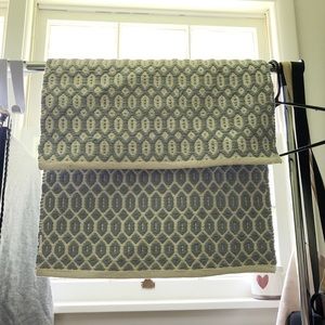 BLUE WHITE PATTERN RUG